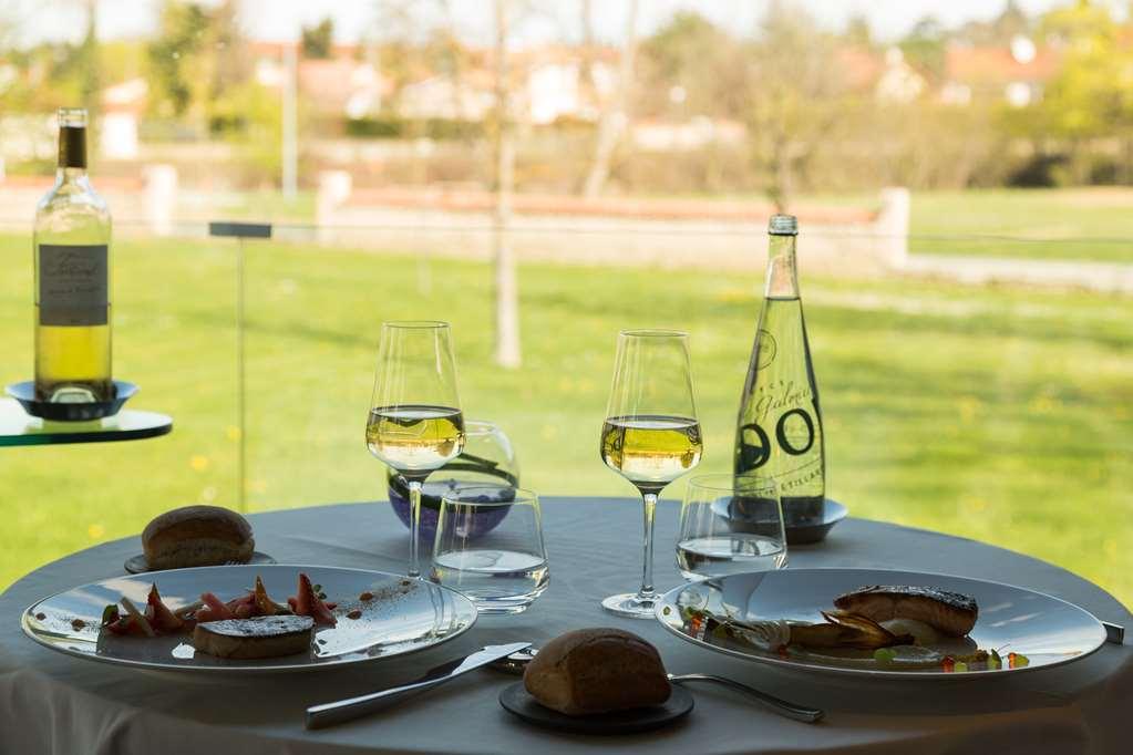 Hotel Domaine La Charpiniere, The Originals Collection Saint-Galmier Restaurante foto